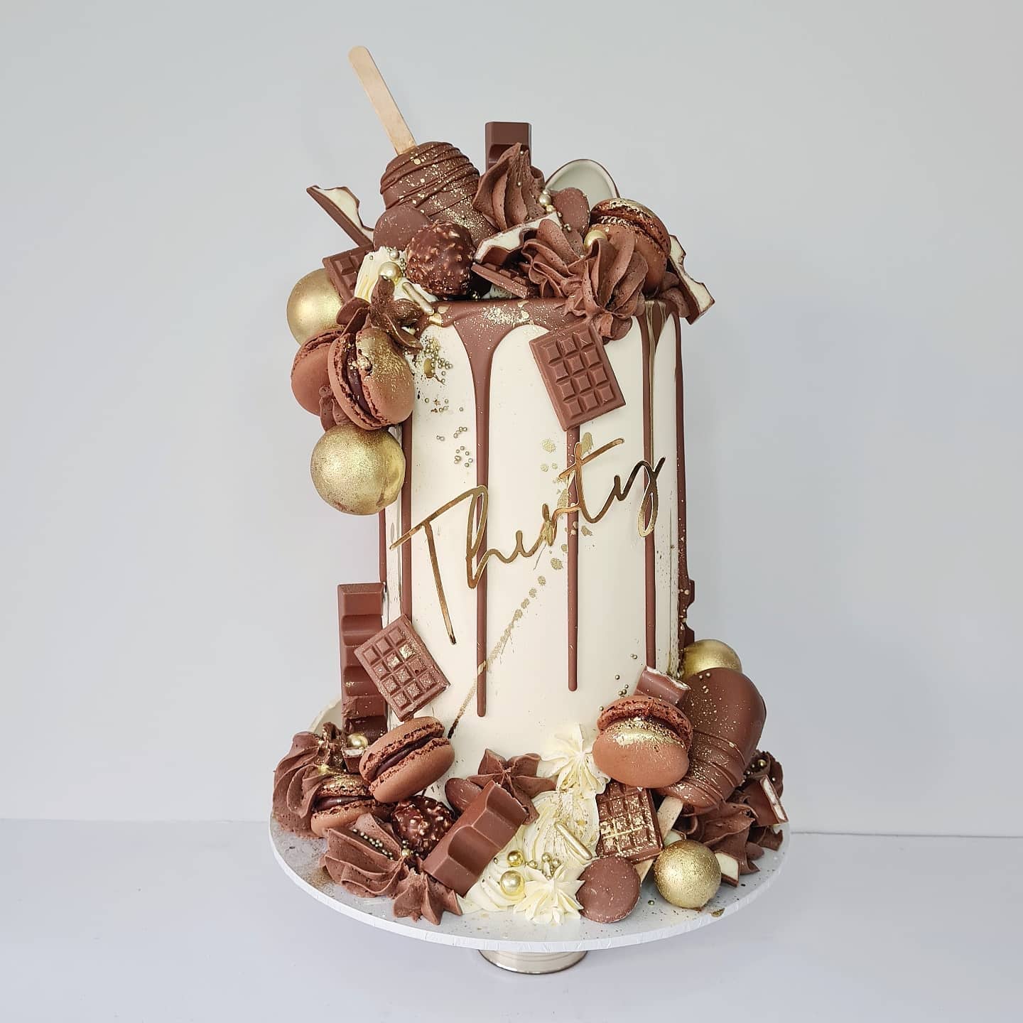 Transform your event into a sweet sensation with these decadent chocolate drip cakes! Perfect for birthdays, weddings, or any gathering, these stunning cakes are the ultimate show-stopper. Rich, indulgent, and beautifully designed – they’re guaranteed to be the talk of the party! ✨🍰 #PartyDesserts #CakeDecorating