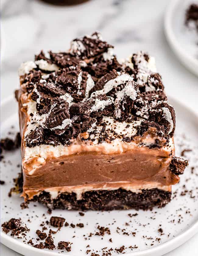 This Oreo Dirt Cake is a nostalgic favorite that’s both fun and delicious. With layers of crushed Oreos, creamy pudding, and whipped topping, it’s a no-bake dessert that’s as easy to make as it is to eat. Perfect for those hot summer days when you want something sweet without the hassle.