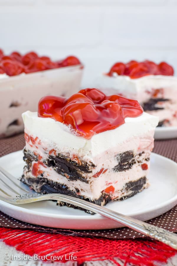 Cherry lovers, this one’s for you! The Cherry Oreo Icebox Cake combines layers of Oreo cookies, cherry pie filling, and whipped topping into a cool, creamy dessert that’s perfect for summer. It’s a sweet and easy treat that’s sure to satisfy.