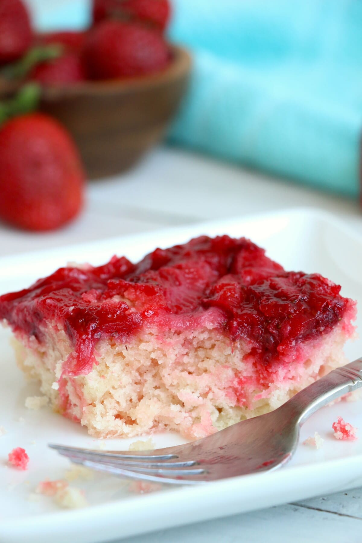 For a fresh, summery twist on the classic, try this Strawberry Upside-Down Cake. The sweet strawberries create a vibrant, jewel-like topping that’s as nostalgic as it is delicious. This cake is pure comfort food, reminiscent of school dinners and picnics in the park – a true vintage treat!