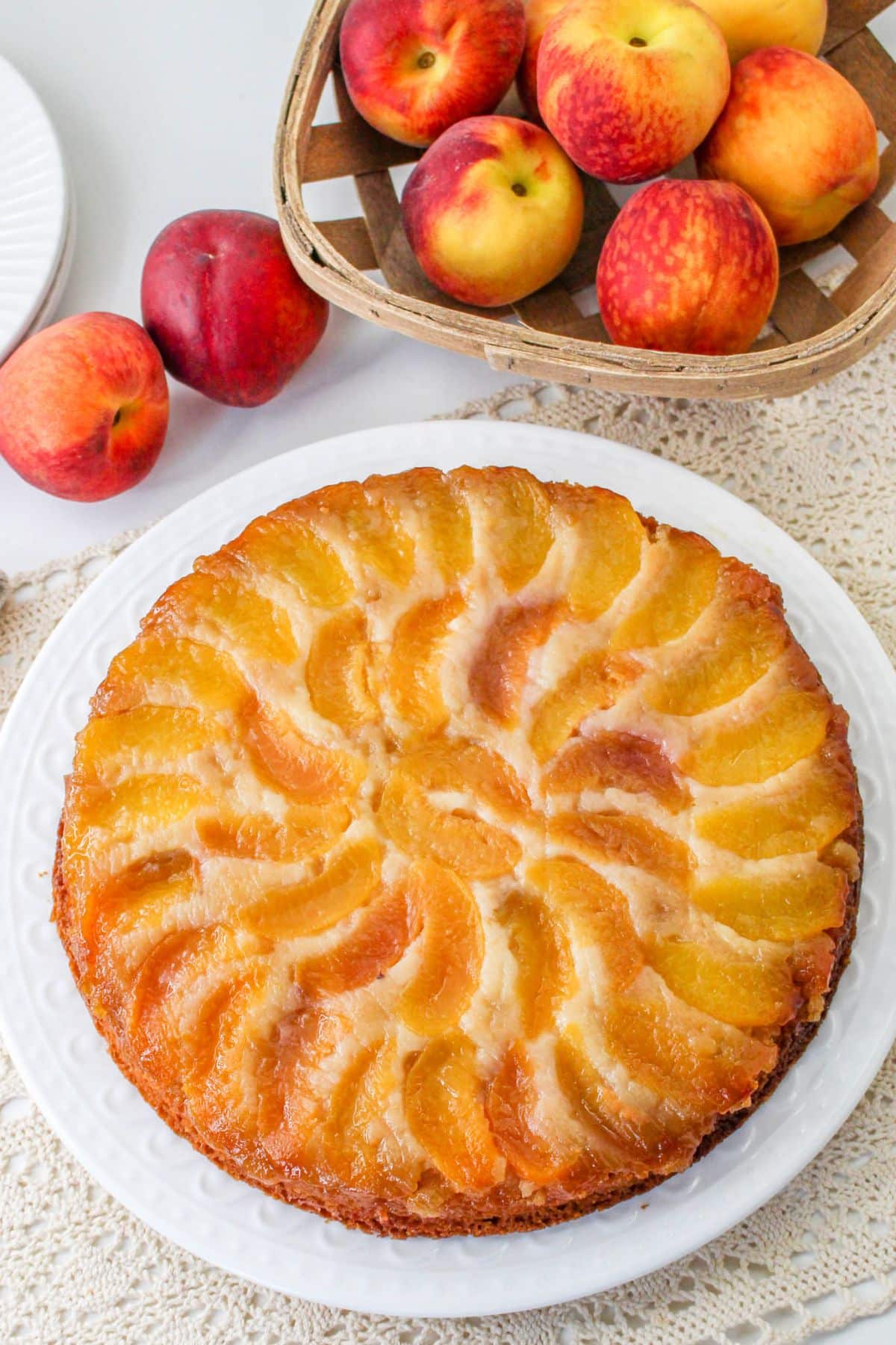 Sweet, juicy peaches are the star of this Peach Upside-Down Cake, a dessert that feels like it’s straight out of a vintage recipe book. The peaches caramelize beautifully as they bake, creating a golden, syrupy topping that’s simply irresistible. It’s a comforting, retro dessert that’s sure to become a family favorite.