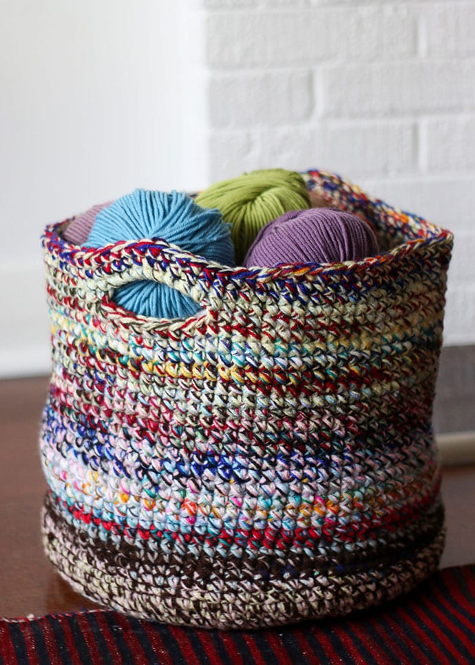 Looking for a fun and practical way to store your yarn? Check out these beautiful crochet storage basket patterns! 🧺 These designs offer everything from chic, contemporary looks to charming, rustic vibes, ensuring that your yarn stash is neatly organized and visually appealing. 🧶 No matter your skill level, these patterns are perfect for every crochet enthusiast. Ready to start crafting your own unique storage baskets? Let’s get crocheting! 🌿 #CraftyStorage #YarnOrganization #CrochetLife