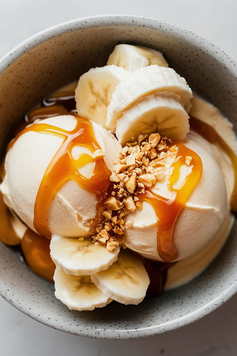 This easy-to-make dessert combines the natural sweetness of bananas with the creaminess of yogurt, creating a perfect summer delight. Great for family gatherings or solo indulgence! 🍨