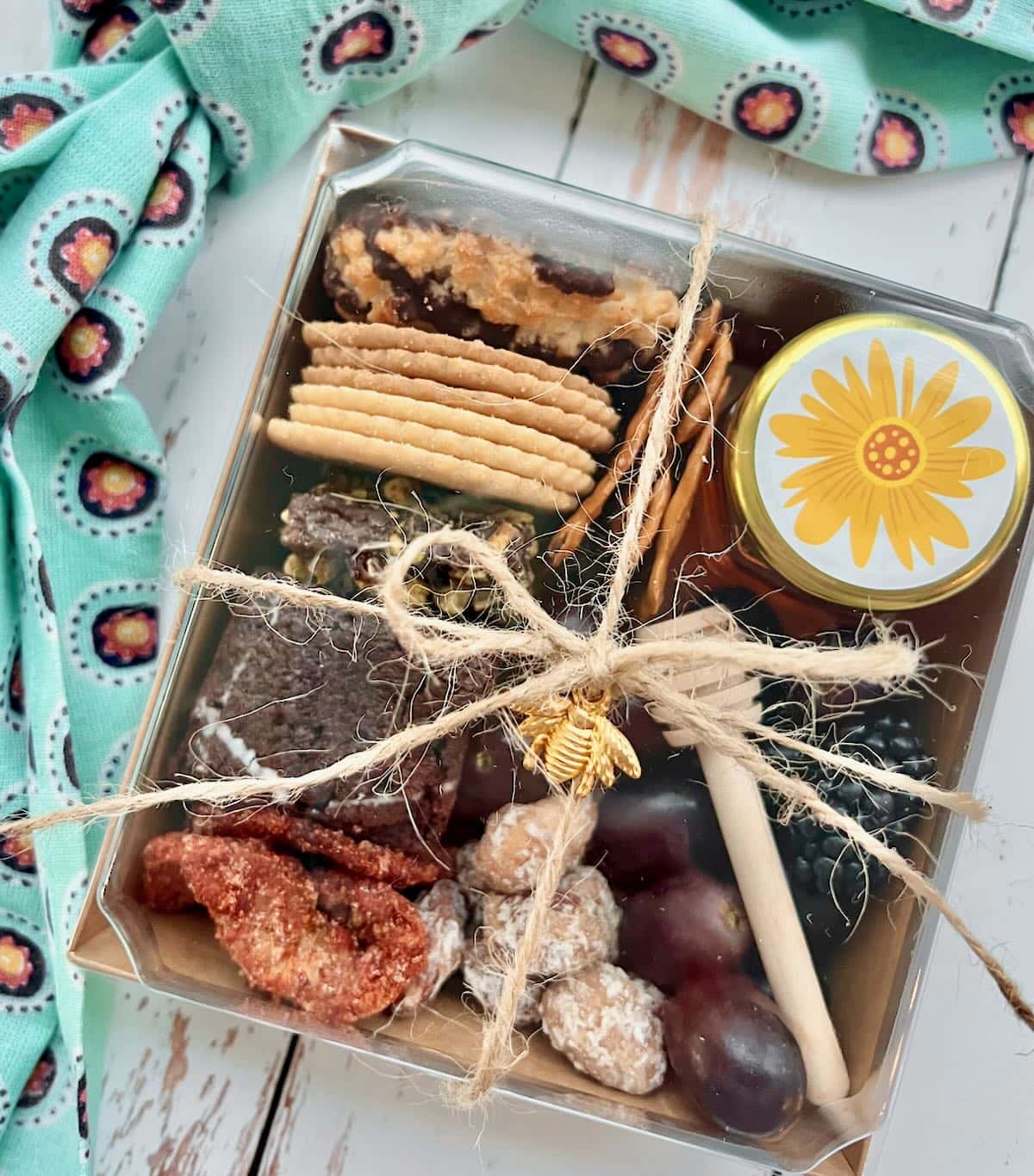 Make this Christmas unforgettable for your teachers with DIY gift baskets! Find inspiration for assembling the perfect blend of treats, supplies, and personalized touches. Show your appreciation with a homemade basket that's both thoughtful and festive! 🎁✨ #DIYGifts #TeacherAppreciation #ChristmasCrafts