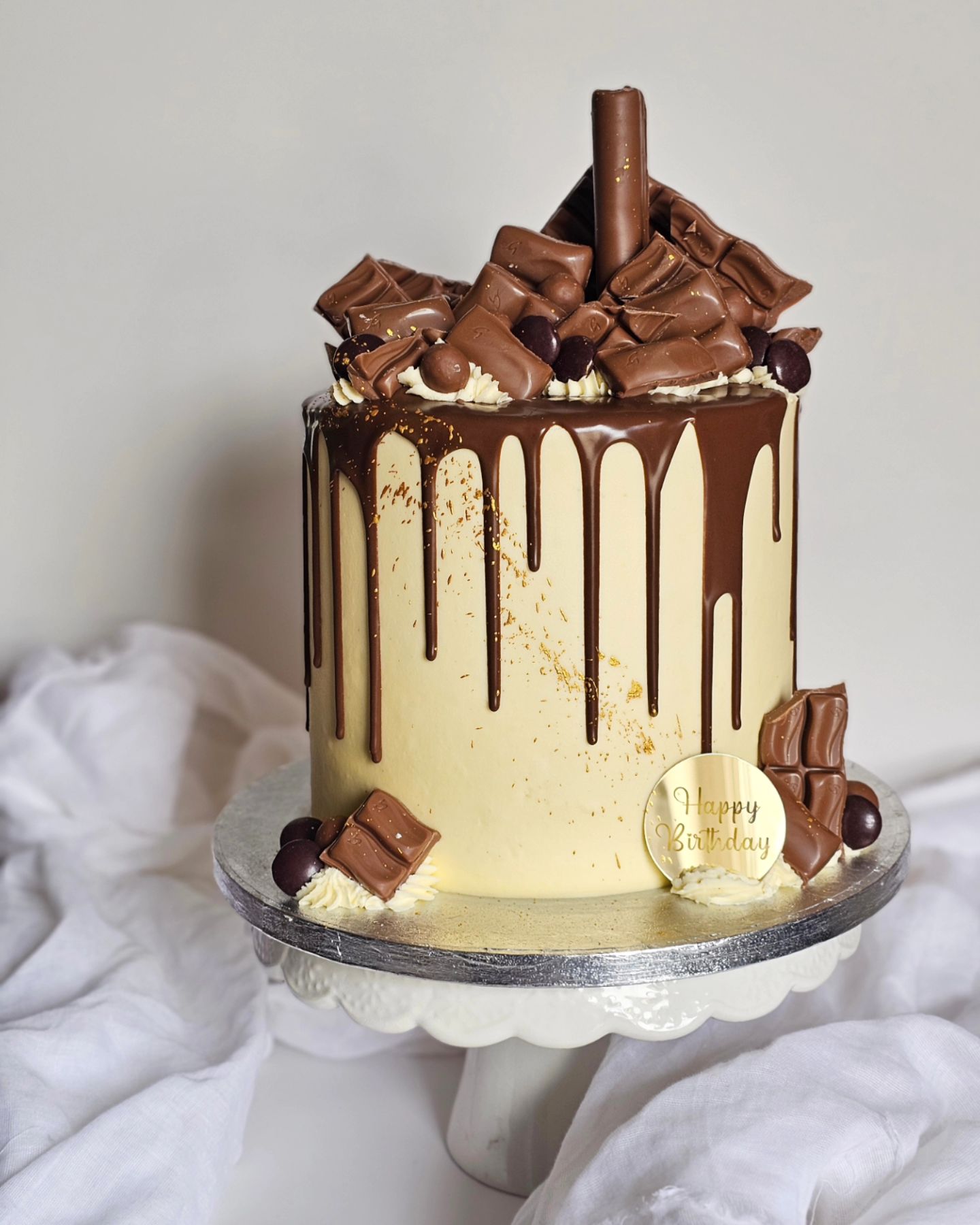 Transform your event into a sweet sensation with these decadent chocolate drip cakes! Perfect for birthdays, weddings, or any gathering, these stunning cakes are the ultimate show-stopper. Rich, indulgent, and beautifully designed – they’re guaranteed to be the talk of the party! ✨🍰 #PartyDesserts #CakeDecorating