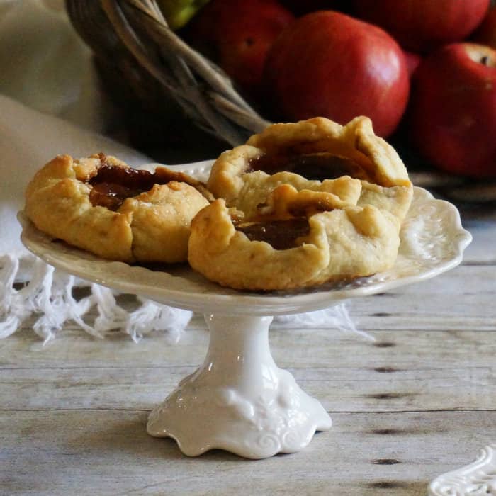 LOVE these kid sized apple tarts!