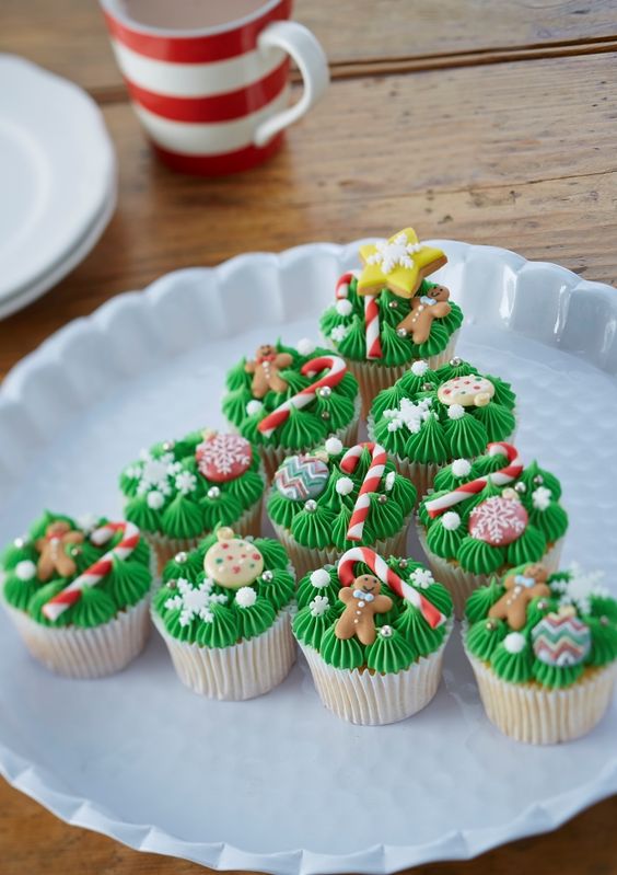 LOVE this idea for displaying Christmas cupcakes in the shape of a tree!