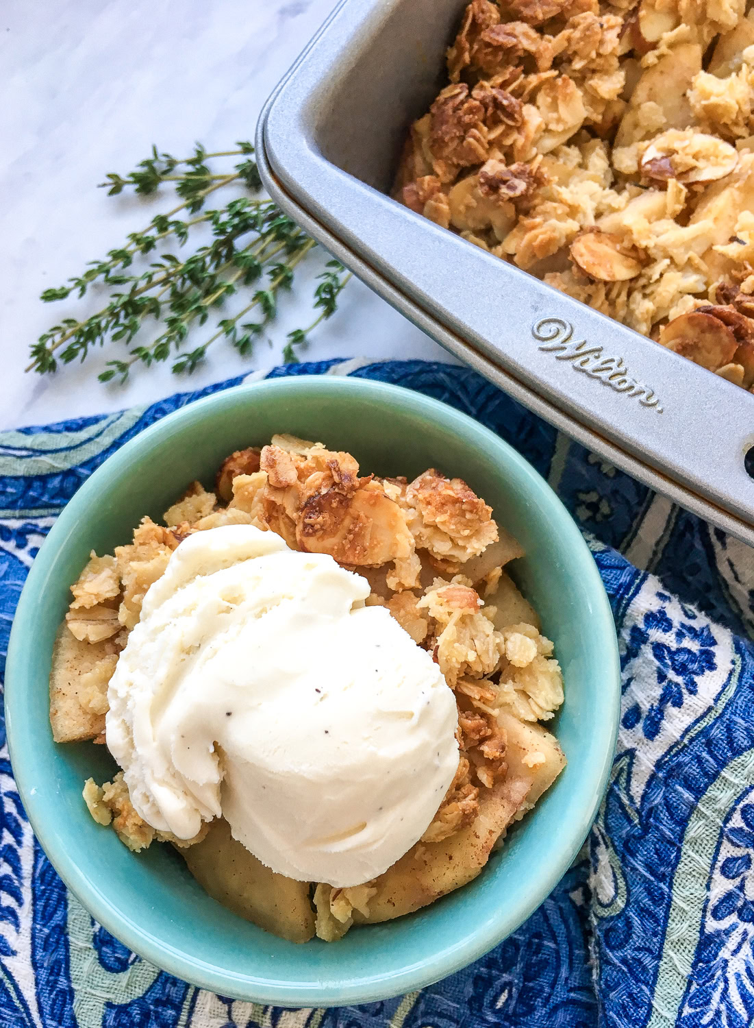 One taste of this delicious dessert and you won’t believe it’s both gluten and refined sugar-free! 🍃 The addition of fresh thyme adds a subtle savory note to the otherwise sweet flavor profile of this classic recipe. 🥄💚 #GlutenFree #HealthyDessert