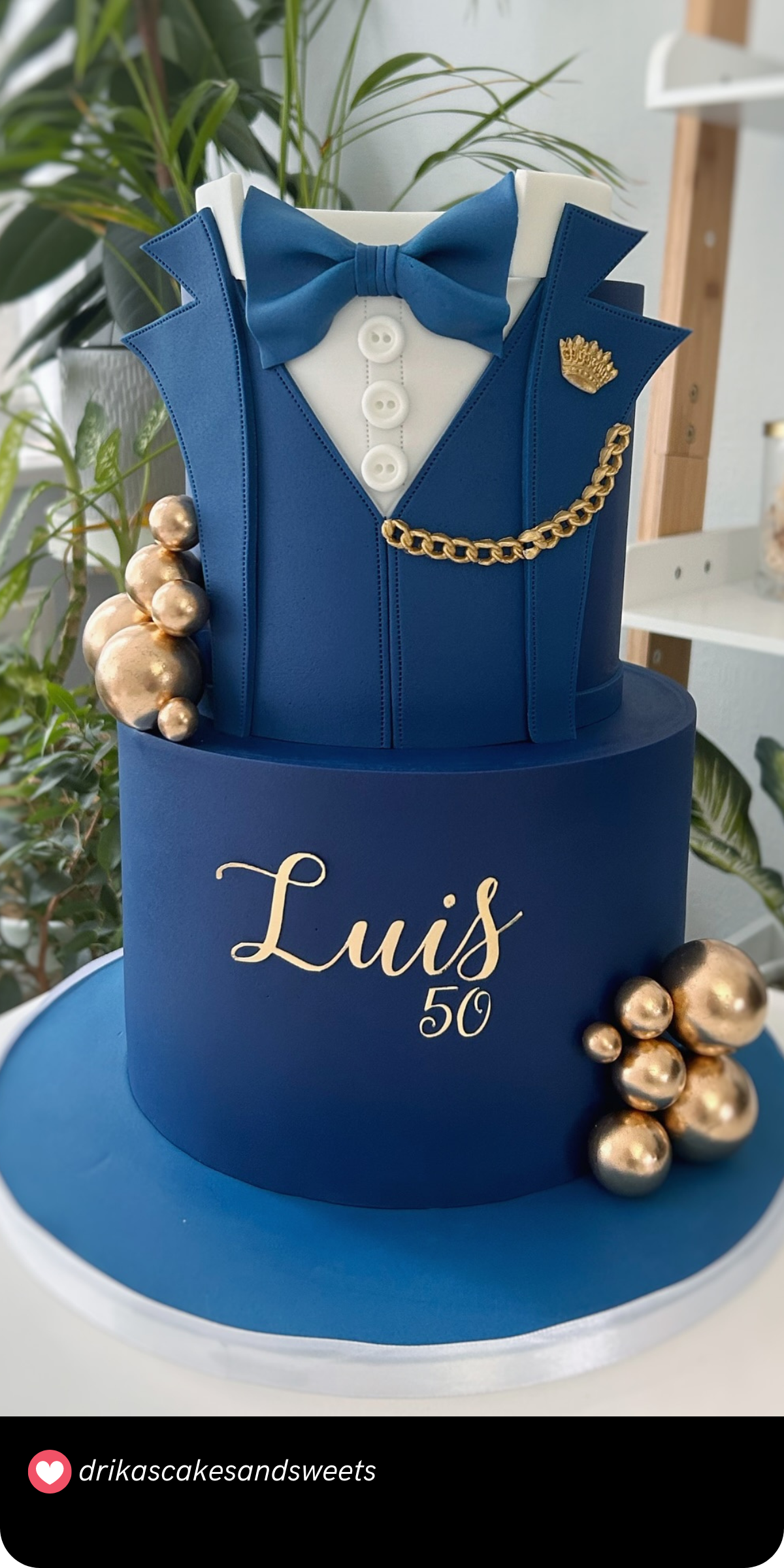 For the gentleman who’s always dressed to impress, this cake features a sharp blue suit design with golden accents. Complete with a bow tie and elegant details, it’s the ultimate cake for a sophisticated celebration, whether it’s a 50th birthday or any stylish occasion.