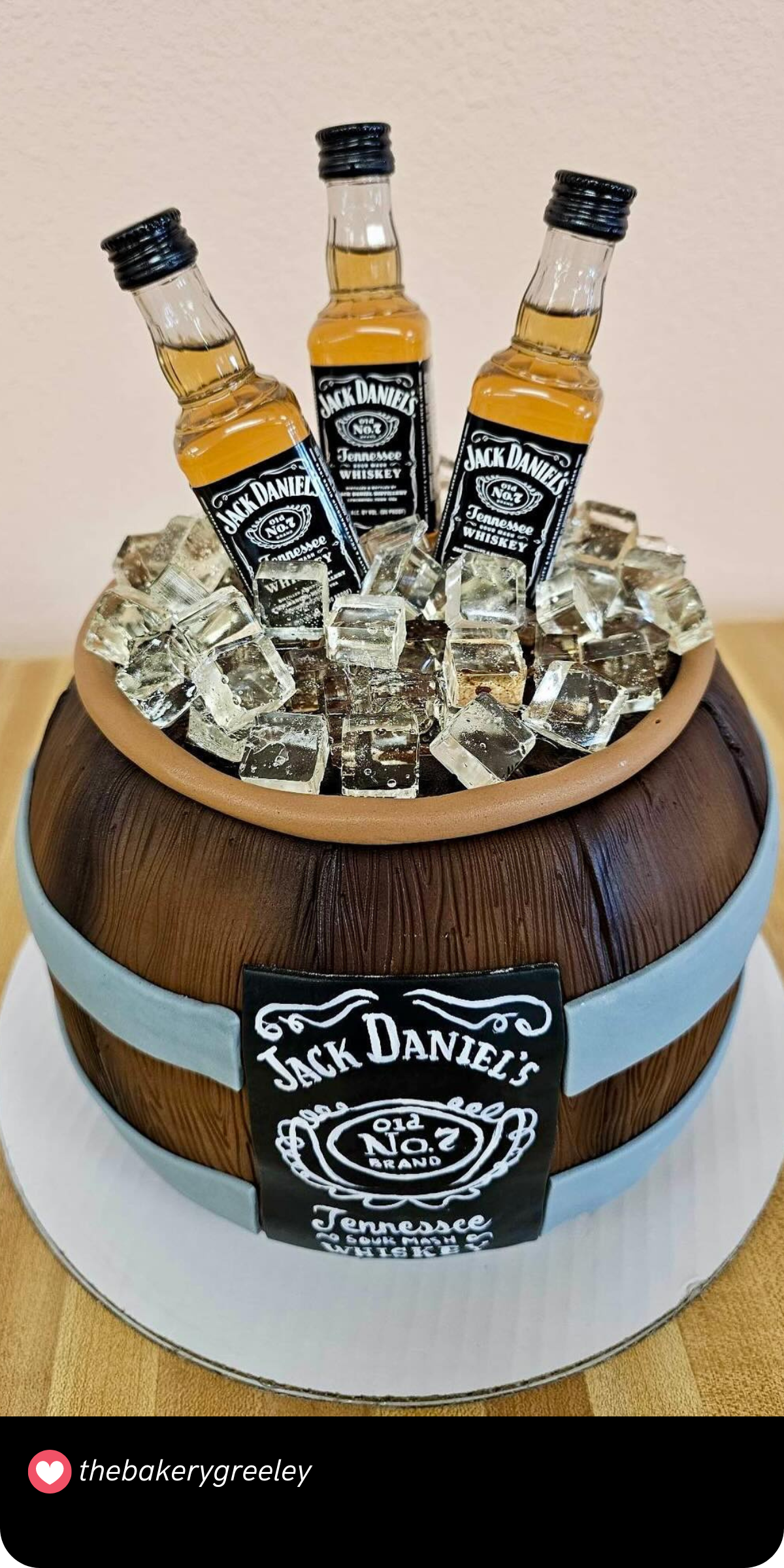 Whiskey enthusiasts will love this cake, designed to look like a classic barrel filled with Jack Daniel’s bottles and realistic ice cubes. The wood texture and fine details make it a standout cake that’s perfect for a party where raising a glass is a must!