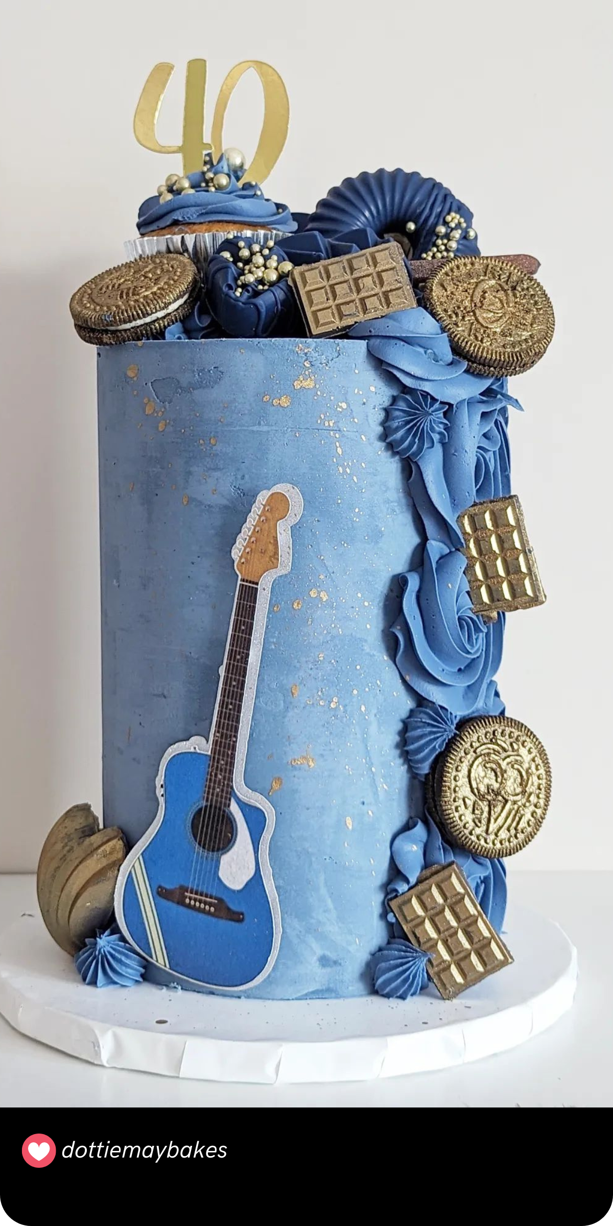 This artistic cake combines love for music with indulgence. Featuring a guitar, elegant gold details, and treats like chocolate and cookies on top, this tall blue beauty is great for a music lover turning 40. The gold accents add a classy touch to the rock-n-roll vibe.