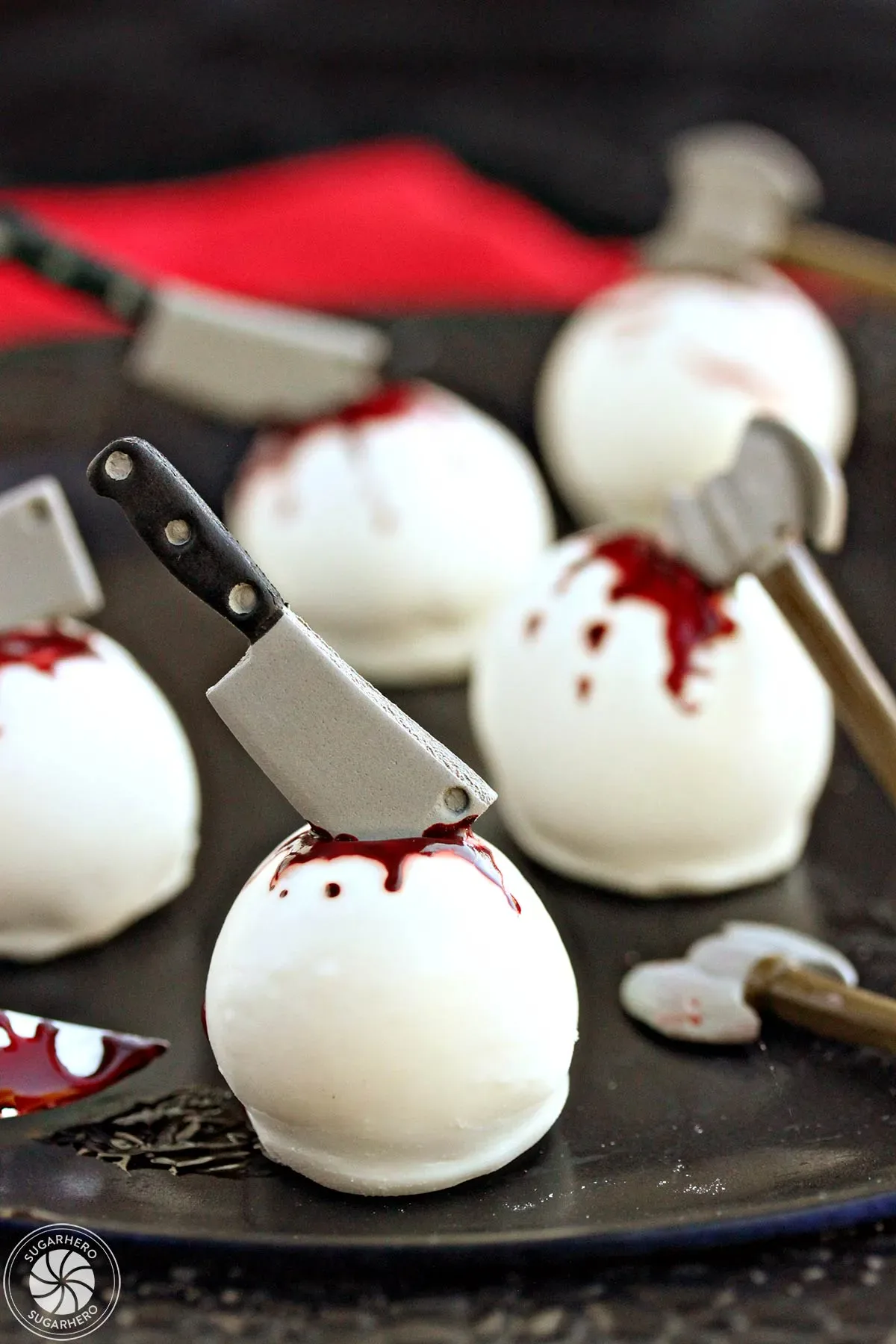 Bloody Knife Cake Pops – These creepy cake balls are topped with candy knives and edible blood, making them the ultimate treat for horror lovers.