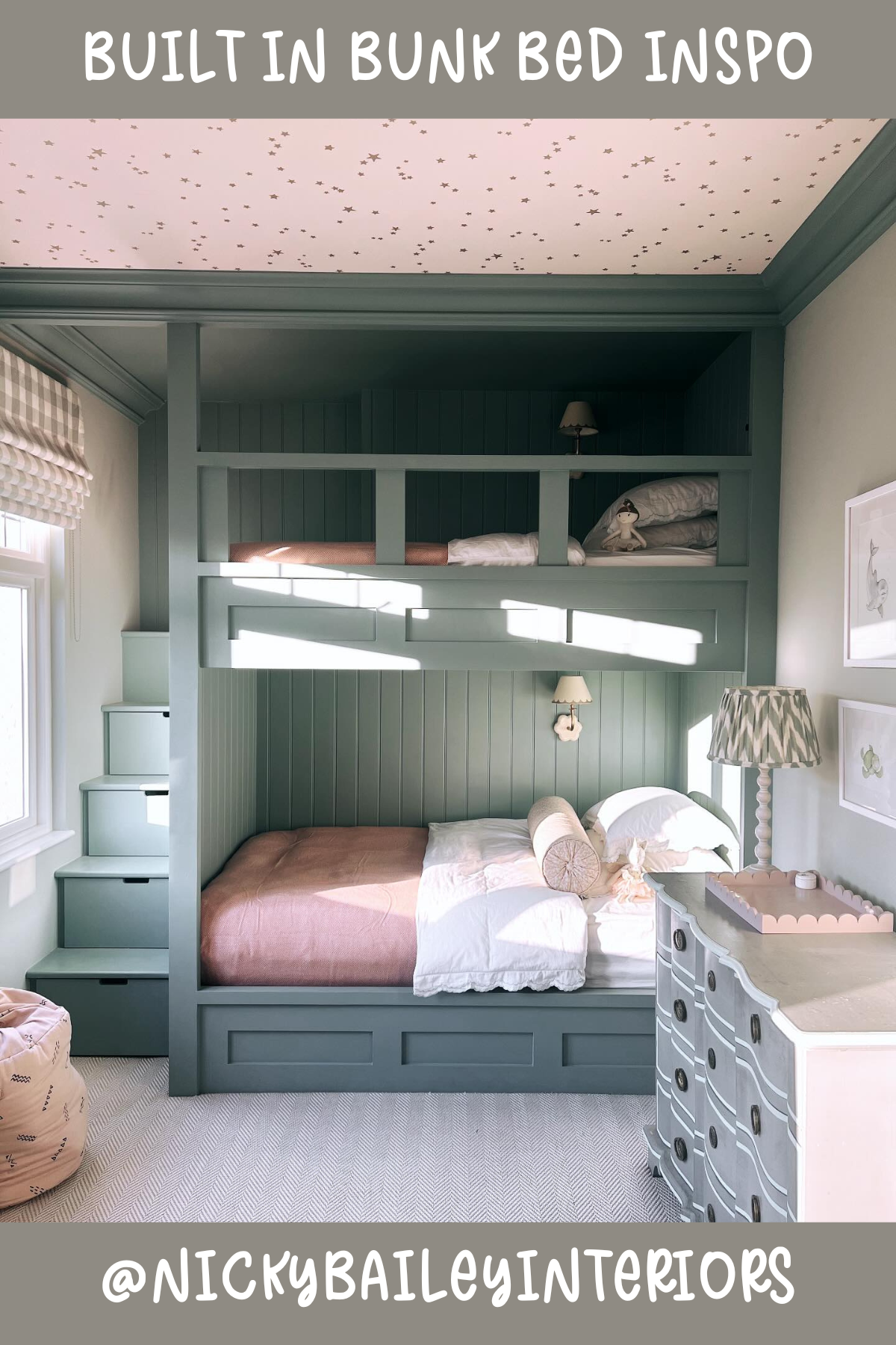 This bunk bed is soft, elegant, and oh-so-cozy! With its warm green hue and built-in storage stairs, it's both stylish and practical. The paneling on the walls and the ceiling's star pattern make the space feel like a dreamy little hideout. Perfect for a room that needs to be functional and beautiful at the same time!