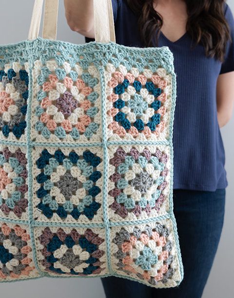 ✨ Ready to transform your granny squares into something fabulous? ?? Check out this fabulous project: combining colorful granny squares with a canvas tote for the cutest DIY bag ever! Perfect for all your summer adventures. ??