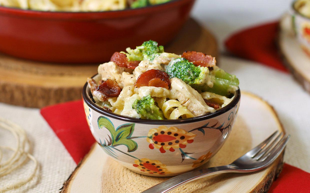 Bacon Lovers Chicken Alfredo with Fettuccine and Broccoli Recipe