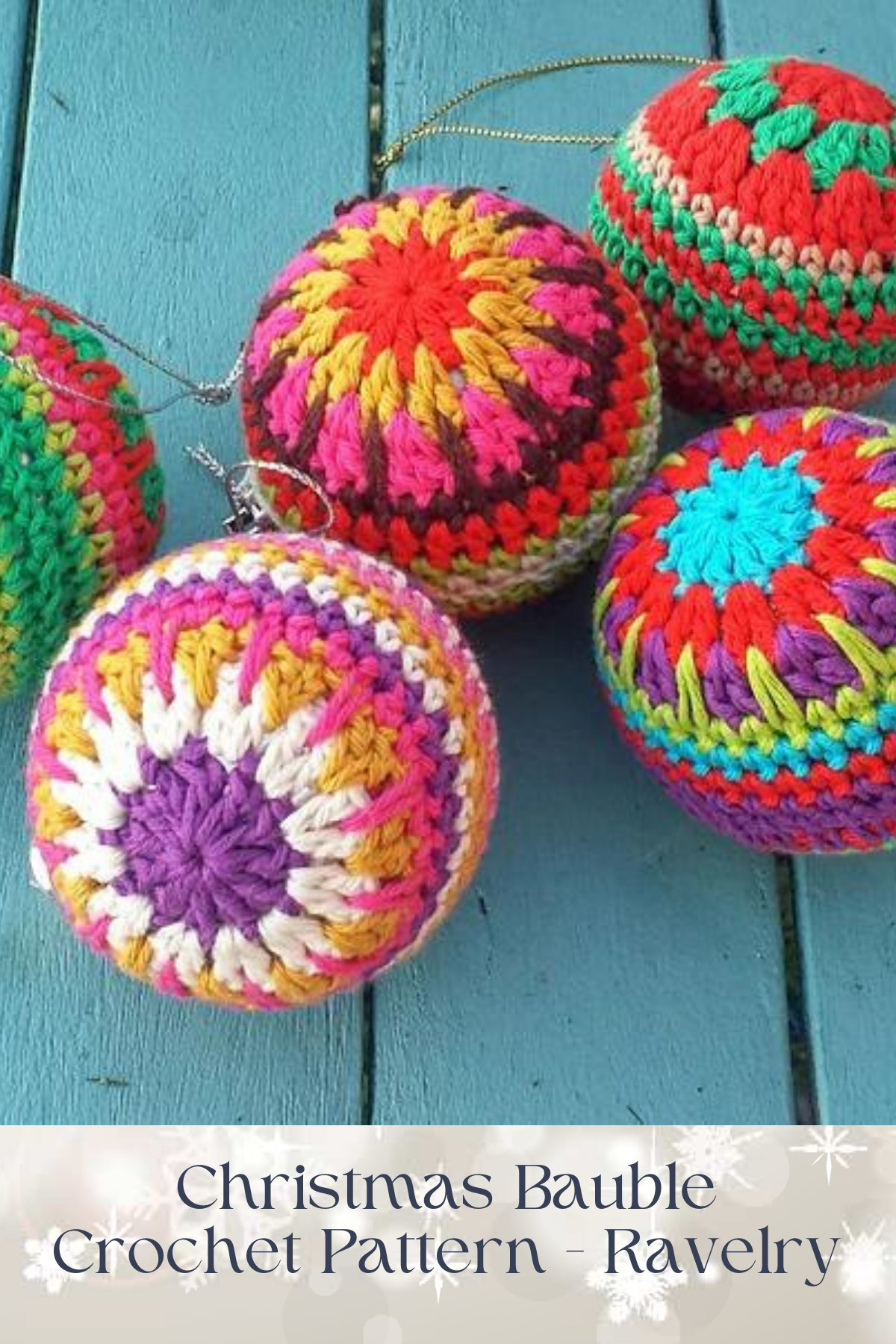 A classic, round bauble with a smooth finish that’s perfect for all kinds of color experimentation! Make them in traditional reds and greens, or mix it up with pastels and metallic yarns for a modern twist.