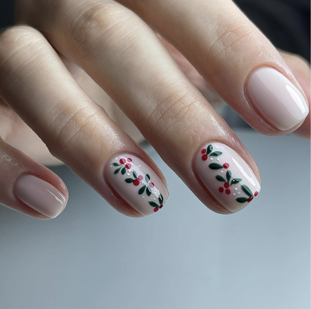 Holiday Garland Accent: Holly berry garland accents on a nude base create a natural and elegant holiday look. This design is sophisticated and works beautifully for those who prefer minimalistic nail art. @beautyhaven_byjodie