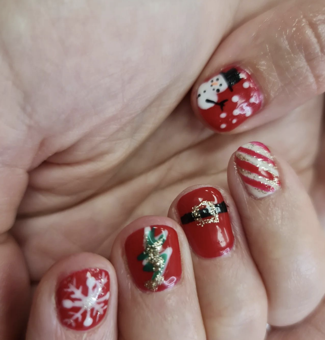 Classic Christmas Red: Featuring snowflakes, candy canes, and Santa’s belt on a vibrant red base, this design captures the essence of Christmas. The mix of bold and glittery accents makes it perfect for those who love traditional holiday colors. @blackangel_kirsty