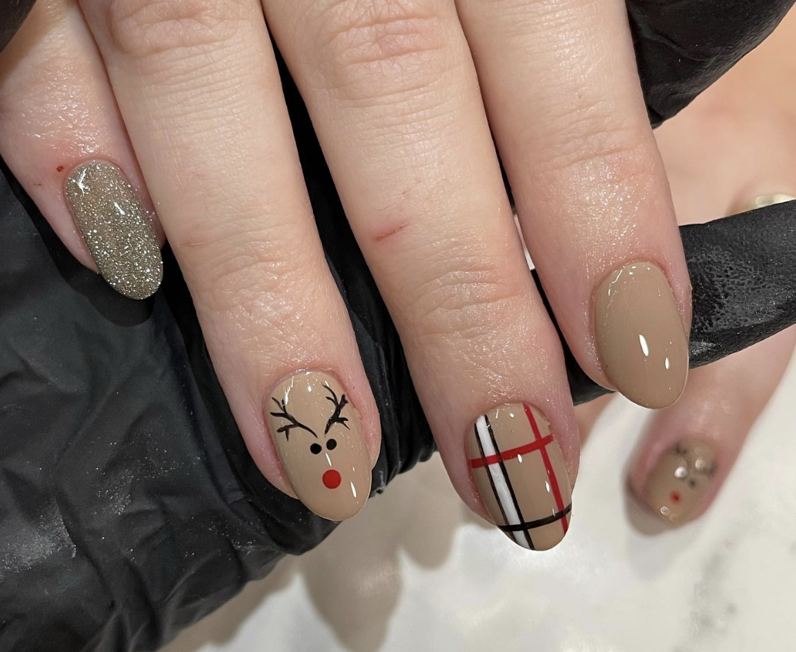 Chic Reindeer Plaid: Neutral tones with a reindeer accent and a chic plaid design give a trendy twist to classic holiday motifs. This sophisticated look is perfect for those wanting something stylish and unique. @sophiemaybeautyx