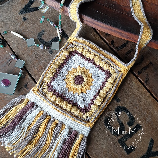 This boho sunflower bag is a free crochet pattern - click through to find out how to get it