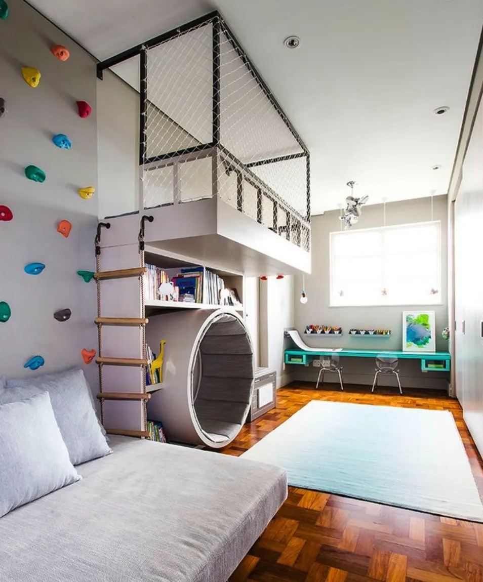 Adventure Loft – A climbing wall, loft bed, and study nook all in one! This setup is ideal for active kids who love combining playtime and learning, with plenty of space for movement and exploration.