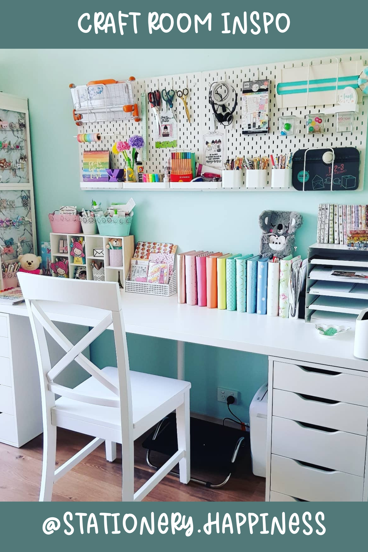 @stationery.happiness – Pastel heaven! This room keeps supplies within reach with its pegboard, and the books and stationery are neatly lined up to create an organized yet colorful vibe. Perfect for those who adore soft colors and functional design.