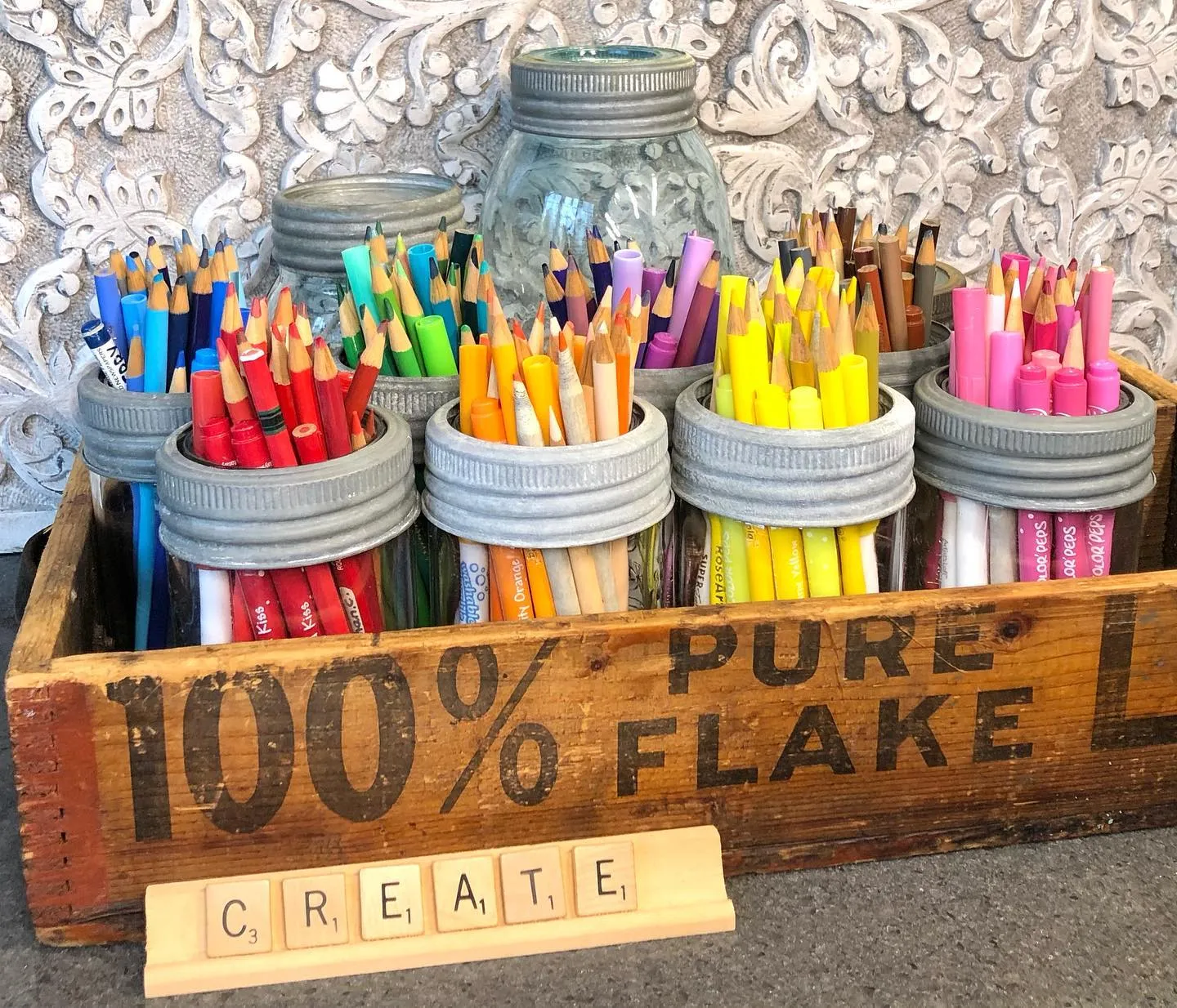 A vintage-inspired DIY storage hack! Repurpose mason jars and a wooden crate for a budget-friendly way to keep colored pencils and markers sorted.