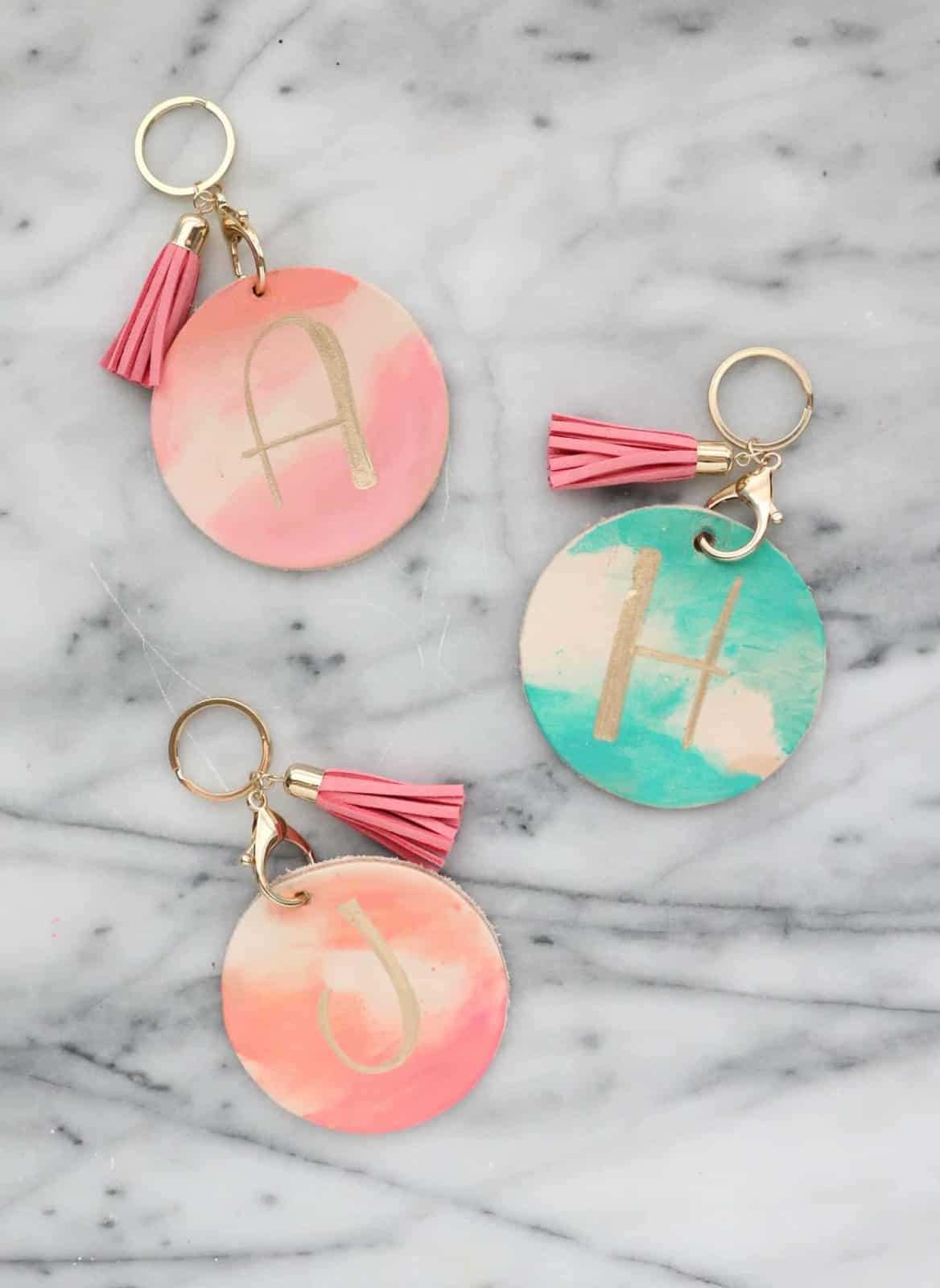 DIY watercolor monogram luggage tags for the friend who loves to travel