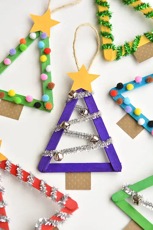 Time to grab the glue gun! These Christmas trees are so STINKING CUTE we