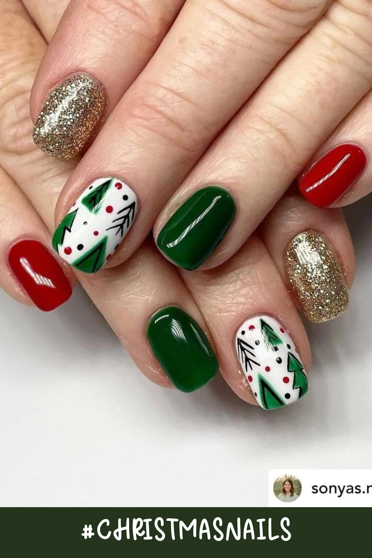 Classic Christmas colors done right! The mix of red, green, and white with tree motifs and glitter accents makes these nails feel like a holiday celebration on your fingertips. So chic and cheerful!