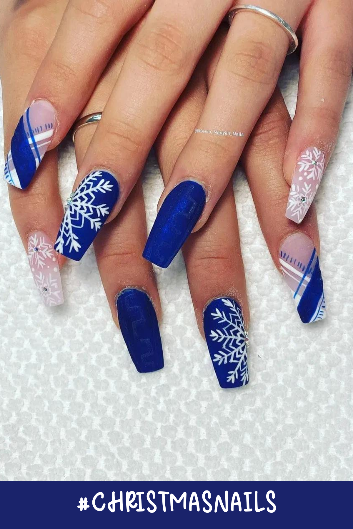 These winter blues are so cool and chic! The deep blue nails with bold snowflake patterns and icy geometric accents give off an elegant, frosty vibe. It’s like a winter wonderland on your fingertips!