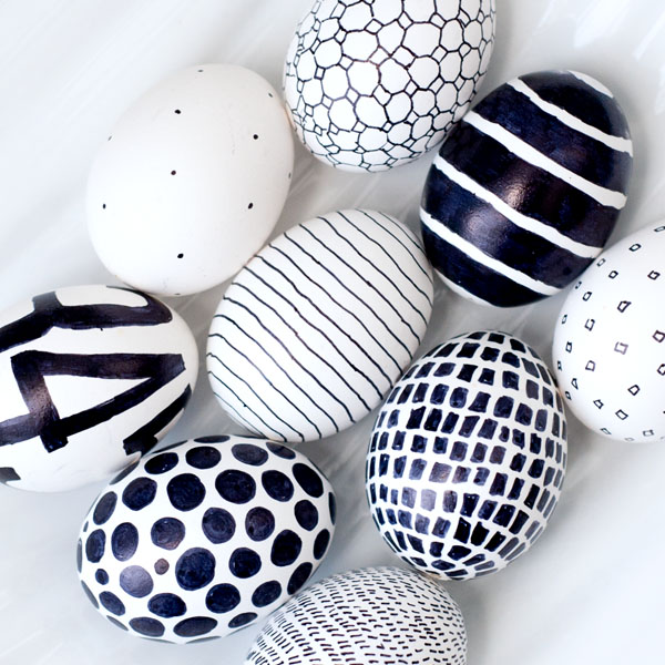 How stylish do these eggs look? And all you need to decorate them are a couple of Sharpie markers!