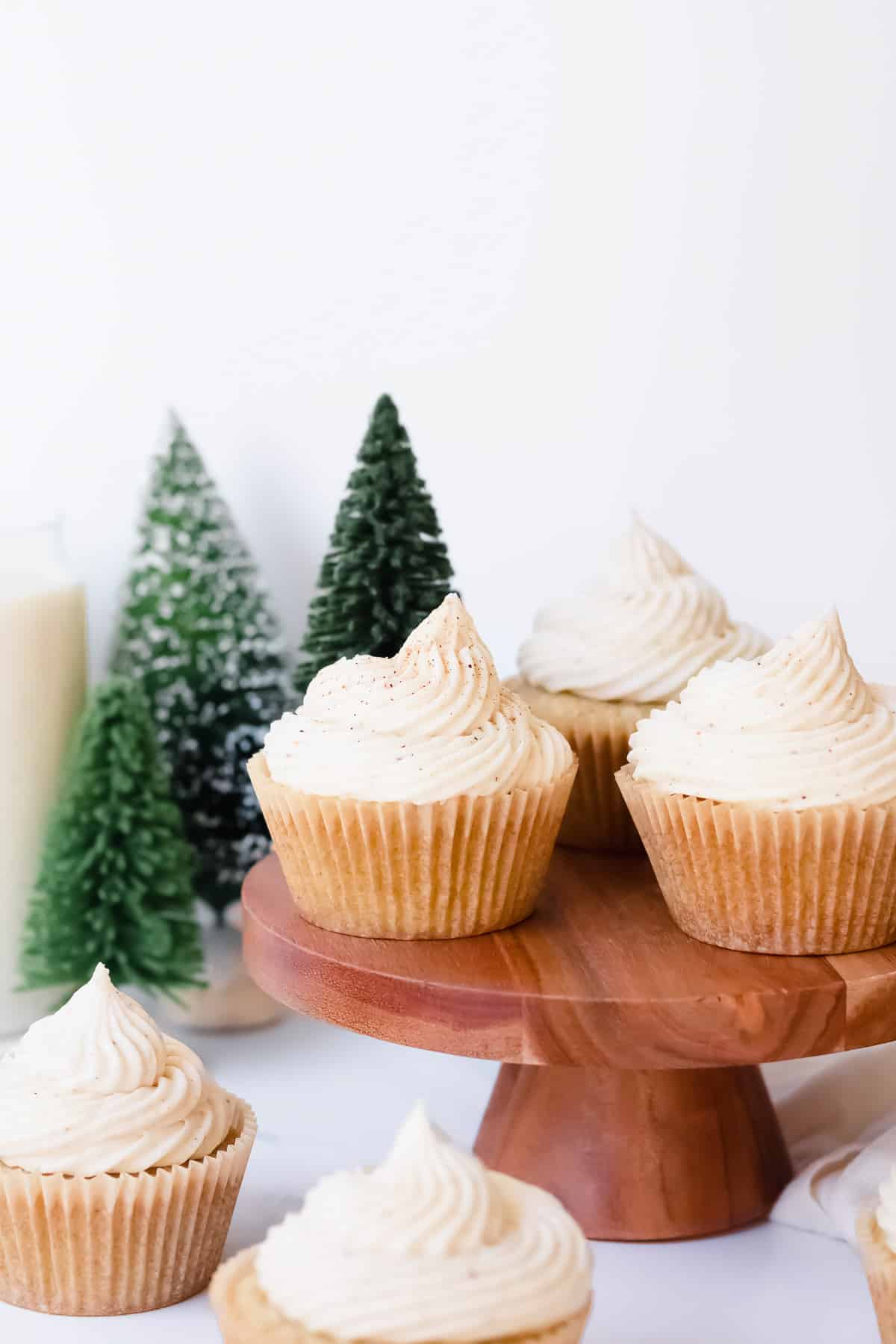 Another take on eggnog cupcakes, this recipe brings a rich and creamy eggnog flavor that’s ideal for holiday gatherings. Topped with a sprinkle of nutmeg for that classic holiday touch!