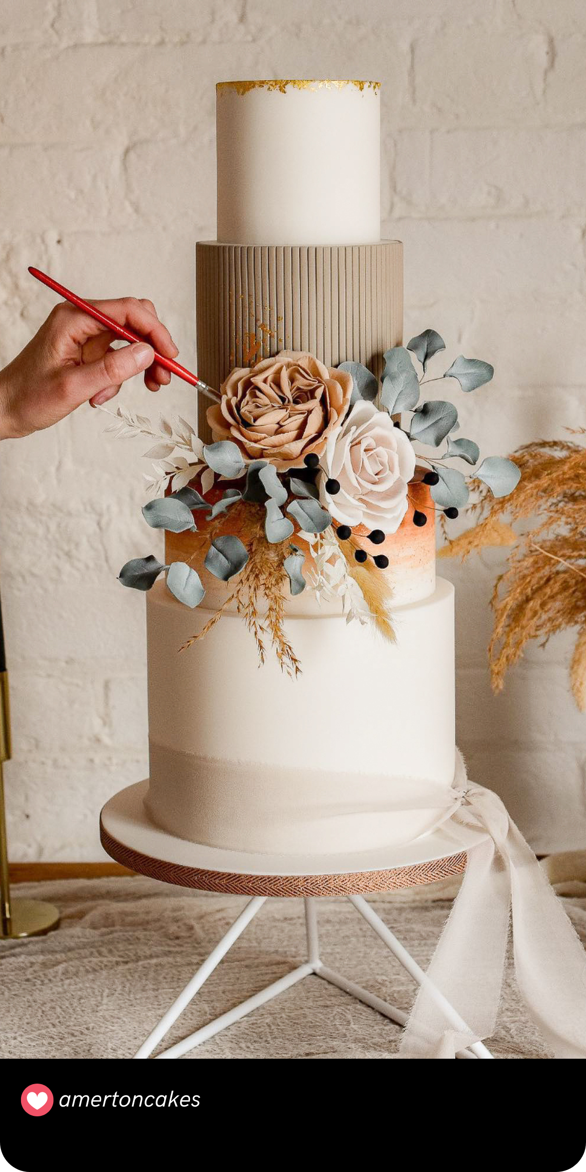 Golden Autumn Elegance: This stunning cake is the epitome of fall wedding inspiration, with its luxurious golden accents and autumnal florals, perfect for a sophisticated autumn celebration.