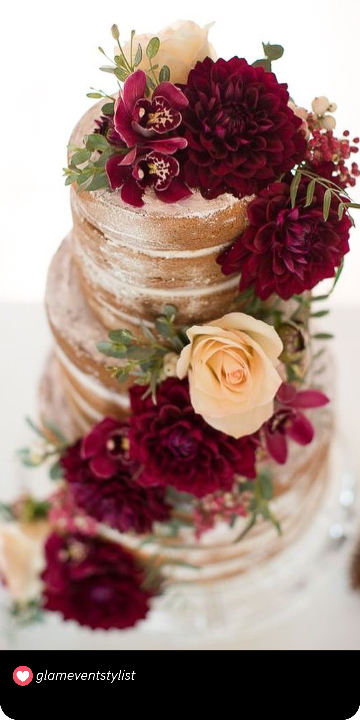 Warm Autumn Glow: This cake combines the warmth of fall with rich, deep hues and soft, glowing florals, creating a perfect centerpiece for an autumn wedding.