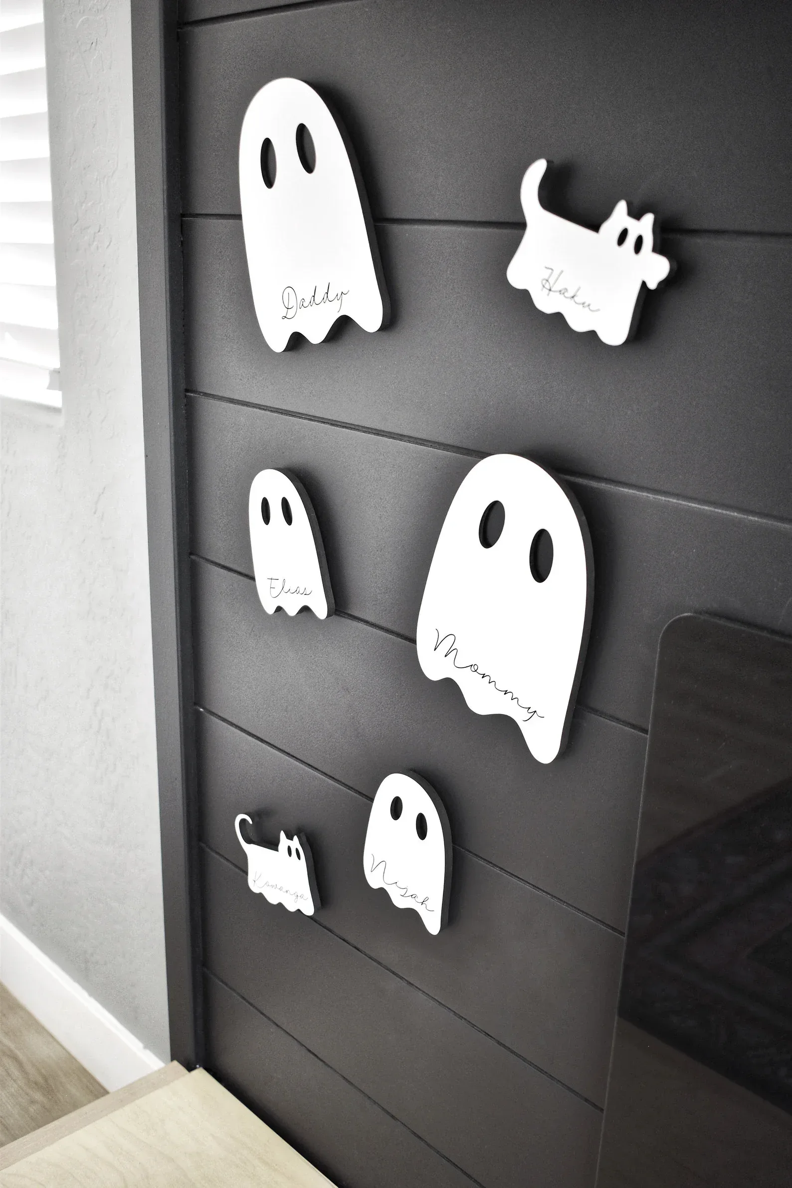 How fun are these floating ghost family decorations? 👻 Each little ghost (and even pets!) can be personalized with names, making them such a unique way to style your Halloween mantel or entryway. They’re modern, minimal, and just the right mix of spooky and sweet—perfect if you prefer décor that feels more chic than scary. These floating ghosts also make a thoughtful Halloween gift for families who love to decorate together. A seasonal keepsake you’ll bring out year after year! 🎃✨