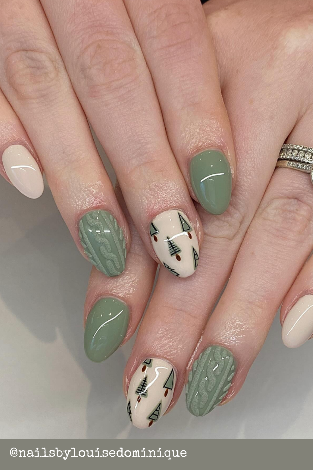 Cozy Sweater Patterns with Evergreen Trees: Add a touch of warmth with cable-knit textures and hand-painted evergreen trees. These Holiday Nails Gel designs are ideal for staying stylish during chilly holiday nights.