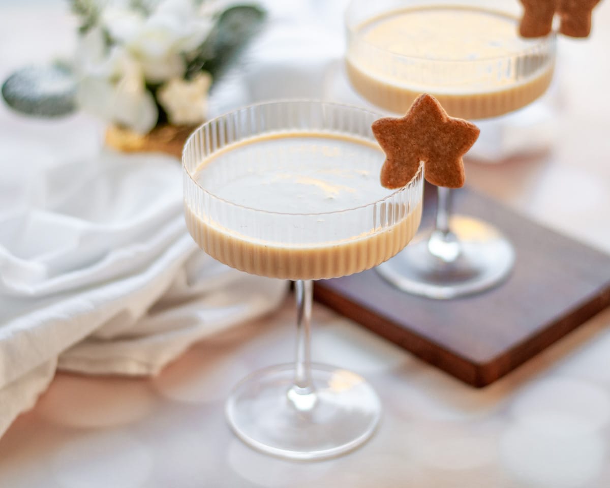 A dreamy mix of classic eggnog and the spicy warmth of gingerbread, this cocktail brings a cozy twist to traditional holiday sips. The rum adds a nice kick, while the eggnog keeps things creamy. Perfect for serving at a holiday party!