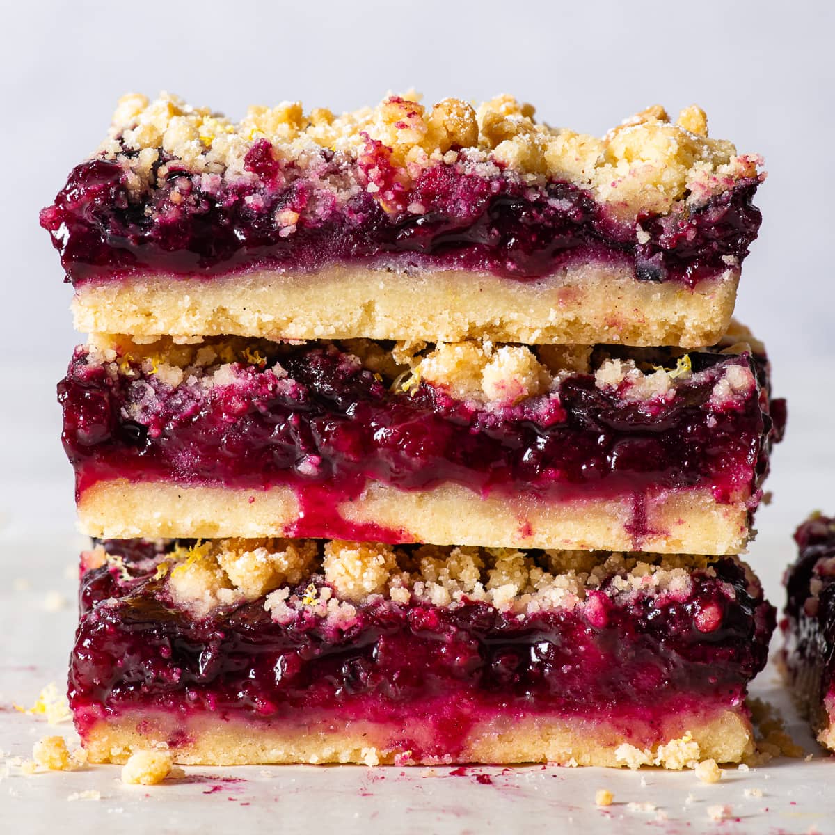 These gluten-free blueberry crumble bars are super easy to make, and they work great with both fresh and frozen blueberries. The combination of the buttery, melt-in-the-mouth lemon shortbread with the juicy, jammy blueberry filling is INCREDIBLE, and you’d never know that they’re both gluten-free AND egg-free!! 