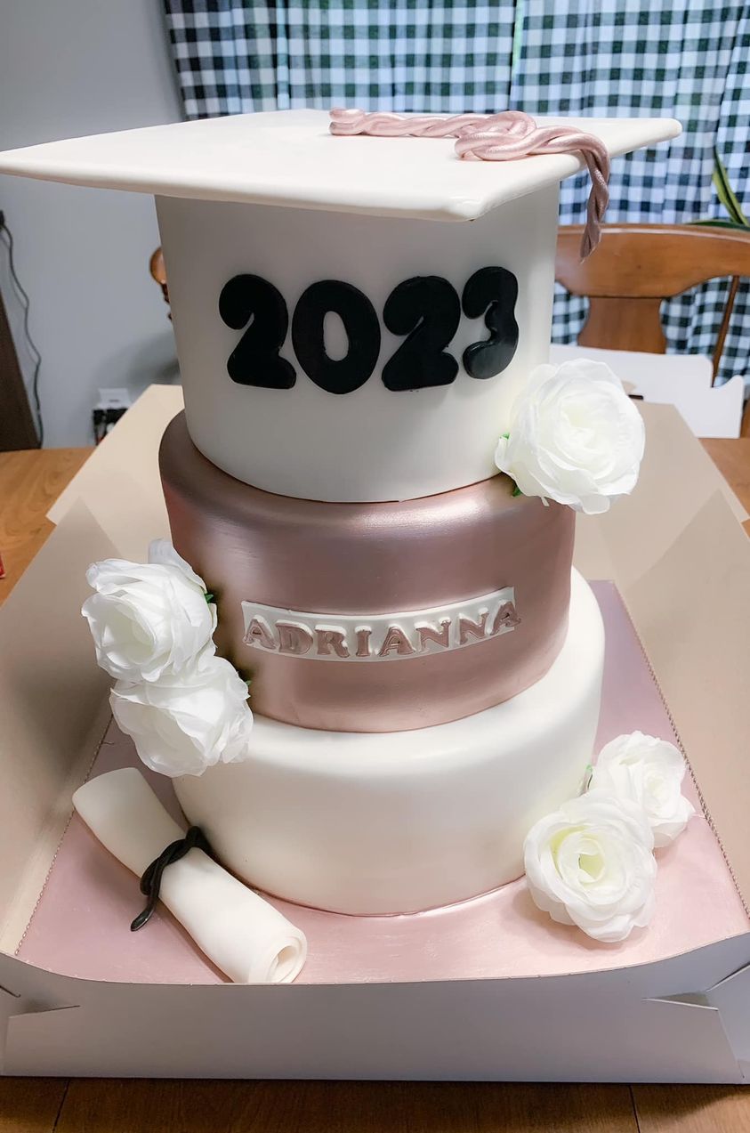 🎓 Celebrate your grad’s milestone with a cake that’s as special as their achievement.
