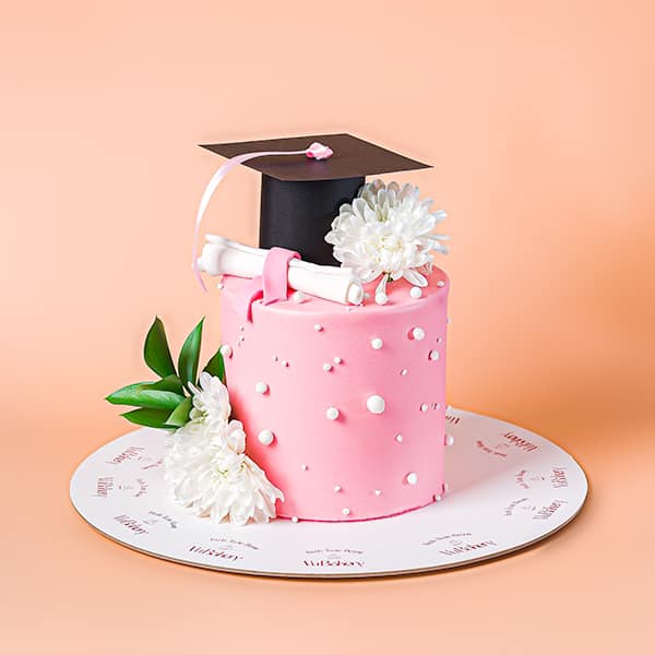 🎓 Get inspired by cakes that beautifully commemorate your graduate’s hard work and achievements.