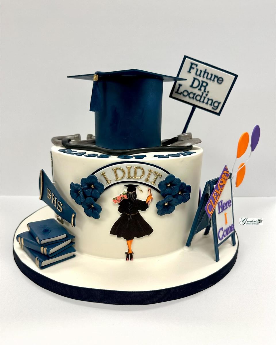 🎓 Honor your graduate’s achievement with a cake that reflects your pride and joy.