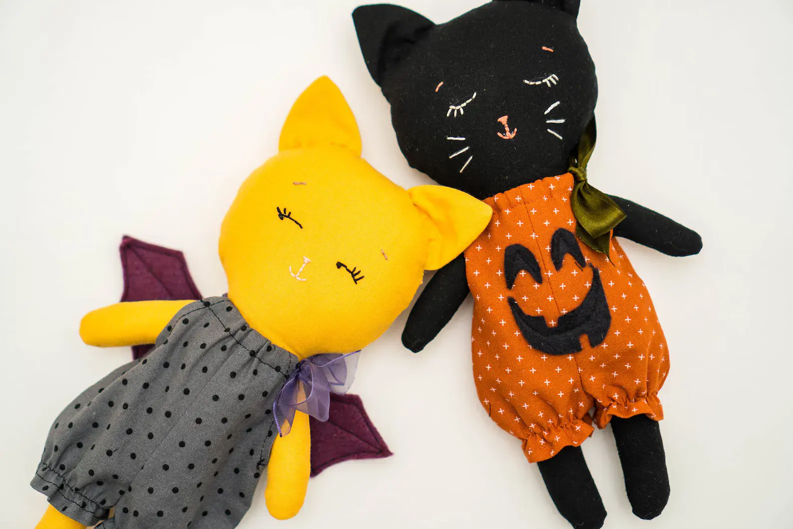 Every Halloween needs a black cat, and this rag doll is the sweetest one you’ll ever sew. 🐈‍⬛🎃 This beginner-friendly PDF pattern uses just one piece for the head and body, plus a romper pattern so your kitty can dress up in either a jack-o’-lantern or bat costume. The clothes are changeable too—so if you have other Phoebe Rag Doll patterns from this collection, they can all share wardrobes! The PDF comes with 13 printable pages, step-by-step instructions with photos, and even video tutorials to walk you through trickier parts like embroidery and sewing curves. Perfect as a handmade Halloween toy, display piece, or gift, this black cat rag doll will quickly become a seasonal favorite. 👻