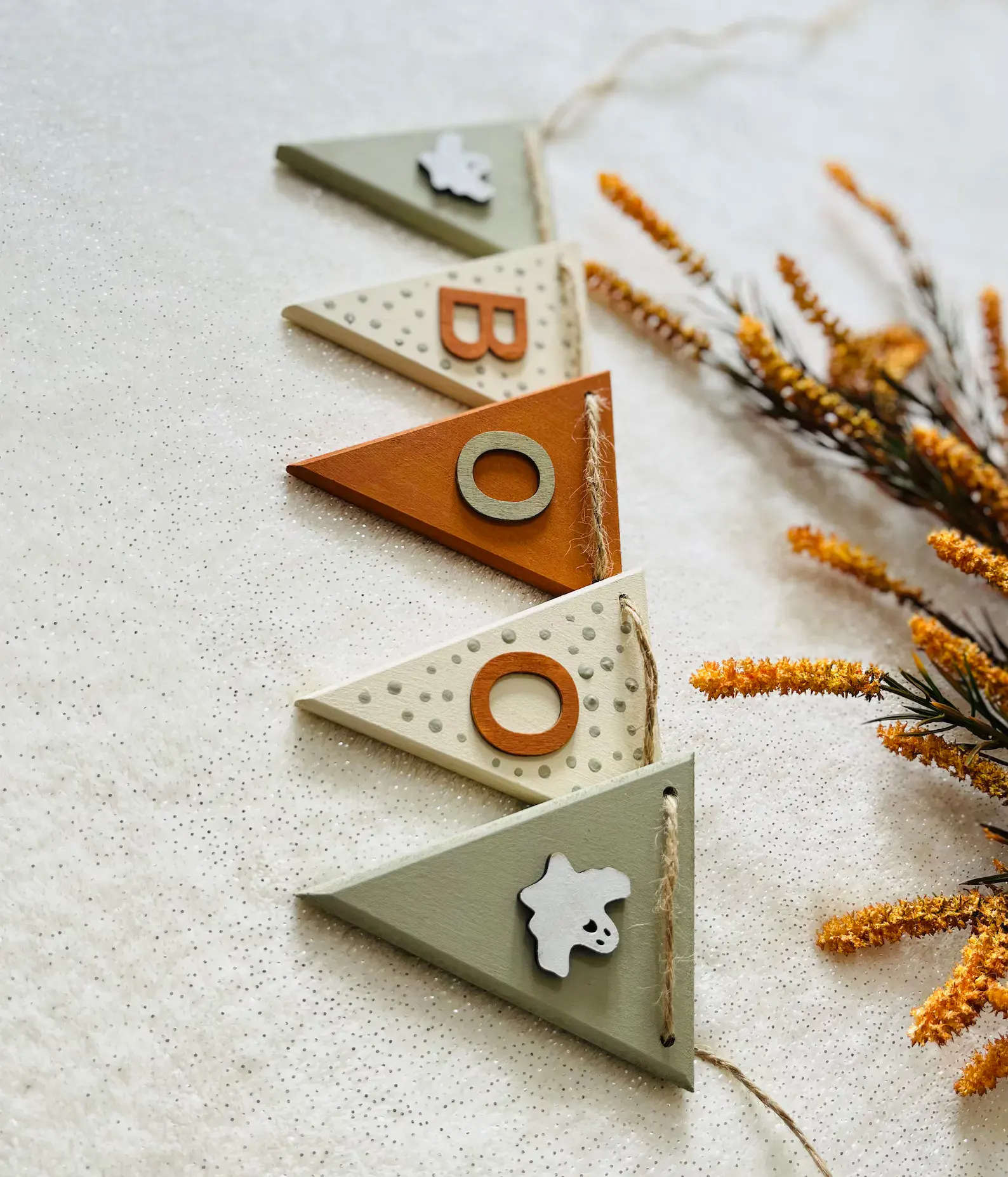 If you’re after something a little more stylish than paper bats and plastic pumpkins, this reusable Halloween garland is such a lovely find. 🎃 Each flag is made from sturdy wood and hand-painted in cozy autumn shades with sweet little ghost details, spelling out BOO in the middle. At 45 cm long (each flag is 8 x 10 cm), it’s just the right size for hanging on a wall, above a mantel, or even in your entryway to welcome trick-or-treaters. A piece you can bring out year after year, this bunting makes a thoughtful Halloween gift—or a charming addition to your own seasonal décor. 👻🍂