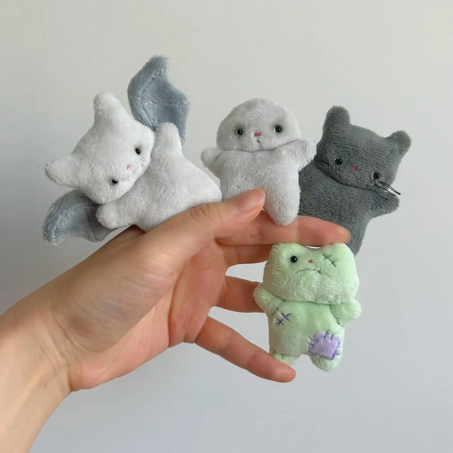 These Halloween mini plushies are pure spooky-cute magic! 🦇🎃 With one base body and six mix-and-match designs (pumpkin, pumpkin cat, black cat, zombie frog, bat, and ghost), you can sew up a whole gang of tiny Halloween buddies. Each plush is only about 3 inches tall, so they’re quick to make and beginner-friendly too. The PDF pattern comes with step-by-step photo instructions, printable pattern pieces, and handy tips to keep your stitches neat. They’re perfect for gifting, popping into trick-or-treat bags, or even stringing together as the cutest Halloween bunting you’ve ever seen. 👻