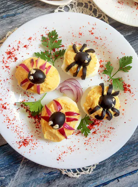 Classic deviled eggs get a Halloween twist with olive spiders and onion-slashed eyeballsâdelicious, protein-packed, and spine-tinglingly fun.