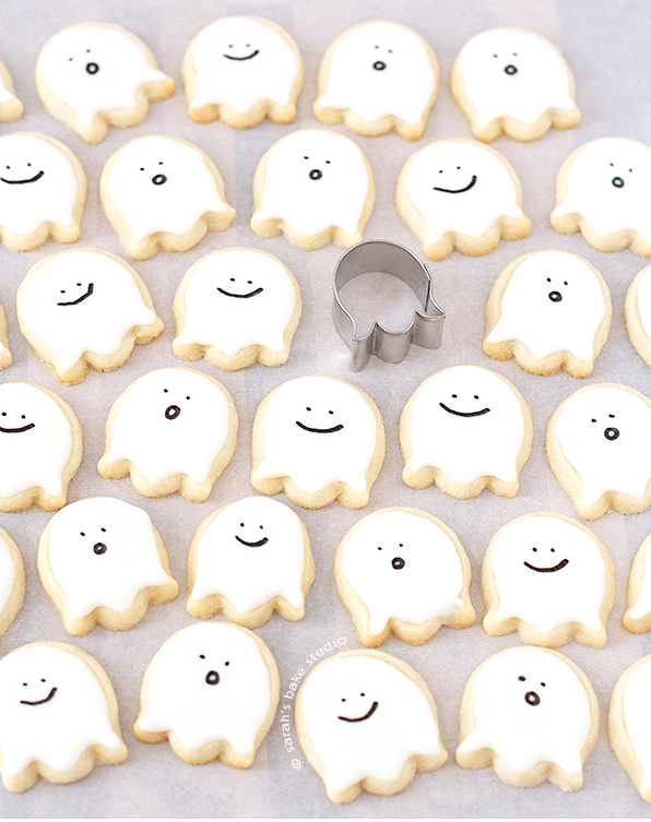 How cute are these little ghosts?? Love how you can dress up a simple sugar cookie for Halloween!