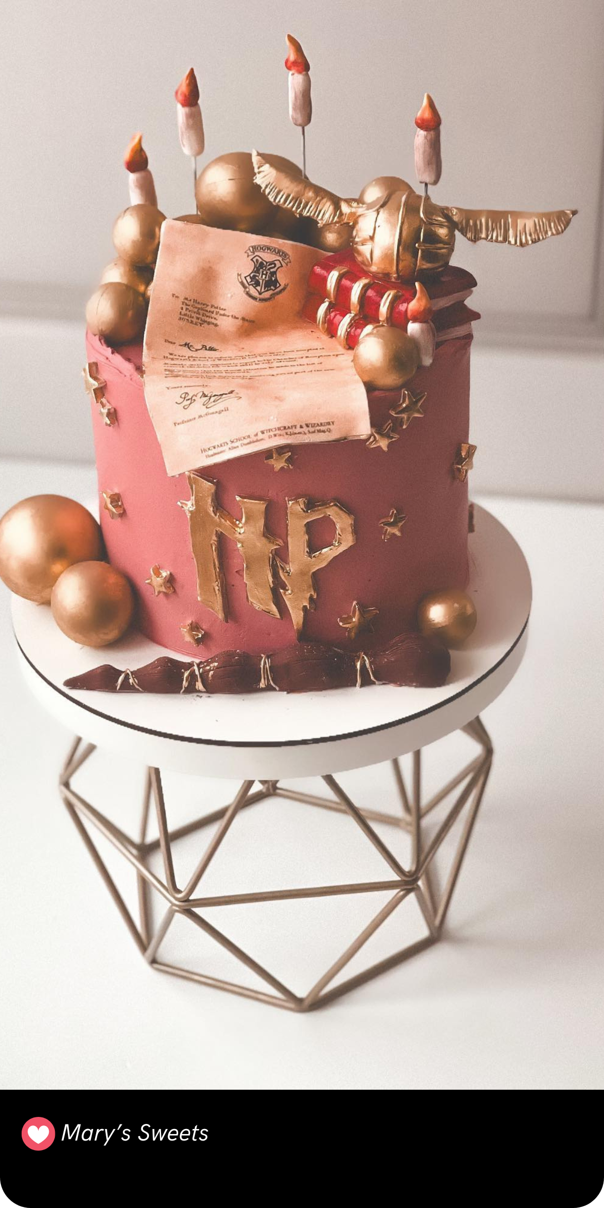 This Harry Potter cake is a spellbinding masterpiece filled with enchanting details. The deep burgundy base is adorned with floating candles, a golden snitch, and a Hogwarts acceptance letter that feels straight out of the wizarding world. Golden accents, from the "HP" emblem to the shimmering orbs, add a luxurious touch, while the meticulous details like the broomstick and rolled books make it a perfect treat for any Potterhead!