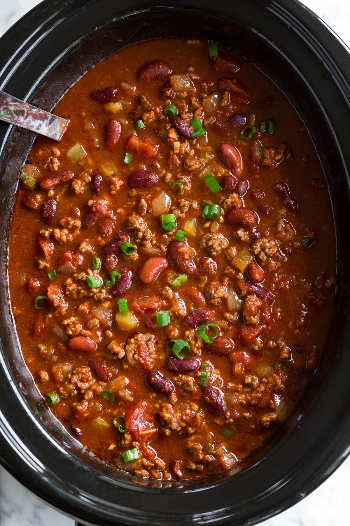 This is chili as it should be: meaty, spicy, and loaded with beans. It’s a crowd-pleaser whether it’s game night or just a regular Wednesday.