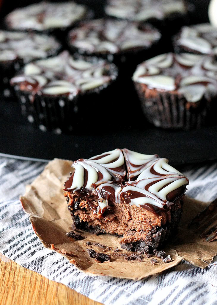 The spiderweb design on the top of these mini cheesecakes is SUPER simple to do and makes them the perfect treat for Halloween!